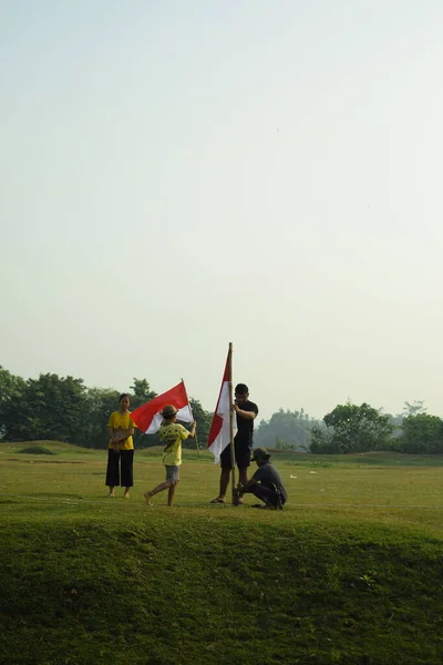 Bir grup çocuk halat çekme yarışı yapıyor. Bu gelenek genellikle 17 Ağustos 2023 'te Endonezya Bağımsızlık Günü anısına düzenlenen bir yarışma olarak gerçekleştirilir..