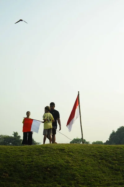전쟁을 일으키는 아이들의 그룹이죠 전통은 인도네시아 기념일 대회로 수행됩니다 Tangerang — 스톡 사진
