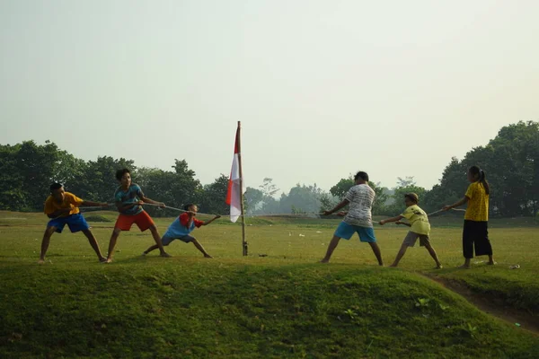 Bir grup çocuk halat çekme yarışı yapıyor. Bu gelenek genellikle 17 Ağustos 2023 'te Endonezya Bağımsızlık Günü anısına düzenlenen bir yarışma olarak gerçekleştirilir..