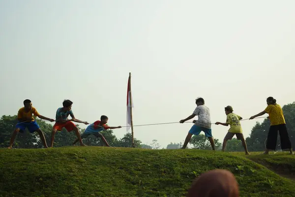 Bir grup çocuk halat çekme yarışı yapıyor. Bu gelenek genellikle 17 Ağustos 2023 'te Endonezya Bağımsızlık Günü anısına düzenlenen bir yarışma olarak gerçekleştirilir..