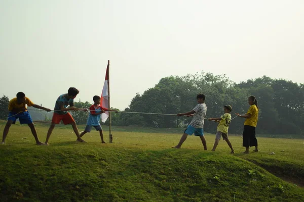 Bir grup çocuk halat çekme yarışı yapıyor. Bu gelenek genellikle 17 Ağustos 2023 'te Endonezya Bağımsızlık Günü anısına düzenlenen bir yarışma olarak gerçekleştirilir..