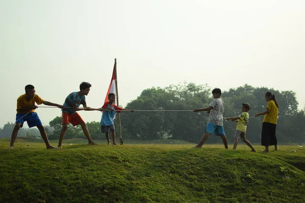 Bir grup çocuk halat çekme yarışı yapıyor. Bu gelenek genellikle 17 Ağustos 2023 'te Endonezya Bağımsızlık Günü anısına düzenlenen bir yarışma olarak gerçekleştirilir..
