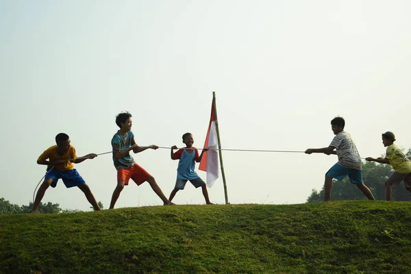 Bir grup çocuk halat çekme yarışı yapıyor. Bu gelenek genellikle 17 Ağustos 2023 'te Endonezya Bağımsızlık Günü anısına düzenlenen bir yarışma olarak gerçekleştirilir..
