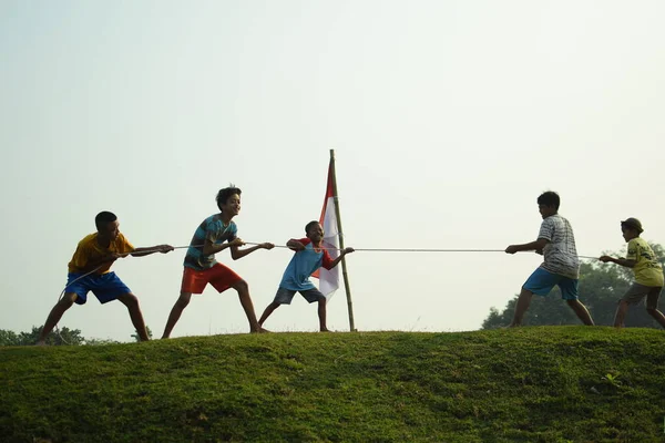 Bir grup çocuk halat çekme yarışı yapıyor. Bu gelenek genellikle 17 Ağustos 2023 'te Endonezya Bağımsızlık Günü anısına düzenlenen bir yarışma olarak gerçekleştirilir..