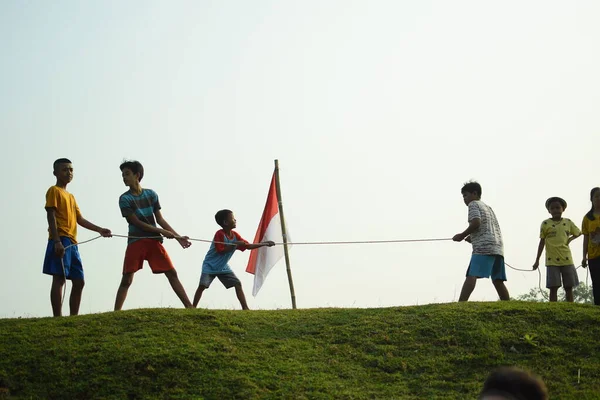 一群孩子在做拔河比赛 2023年8月6日 印度尼西亚独立纪念日的庆祝活动中 经常会出现这种传统 — 图库照片