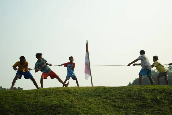 Bir grup çocuk halat çekme yarışı yapıyor. Bu gelenek genellikle 17 Ağustos 2023 'te Endonezya Bağımsızlık Günü anısına düzenlenen bir yarışma olarak gerçekleştirilir..