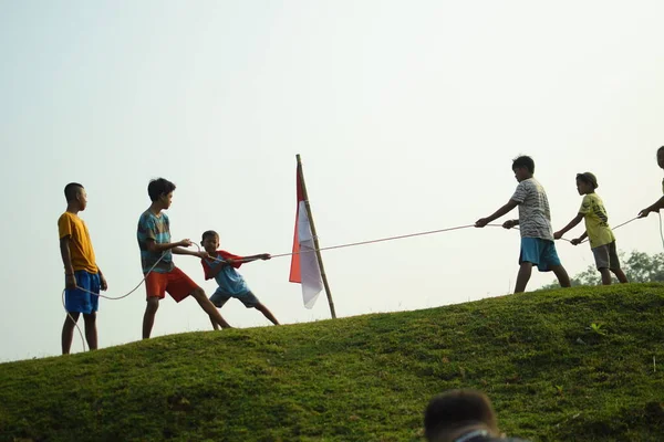 Eine Gruppe Von Kindern Beim Tauziehen Diese Tradition Wird Oft — Stockfoto