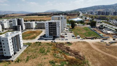 İsrail ülkesi. Afula şehri. Drone DJI mini-2 ile ateş etmek. Yeni yerleşim alanı.