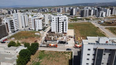 İsrail ülkesi. Afula şehri. Drone DJI mini-2 ile ateş etmek. Yeni yerleşim alanı.