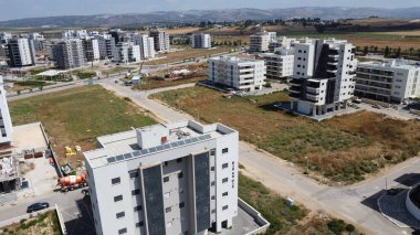 İsrail ülkesi. Afula şehri. Drone DJI mini-2 ile ateş etmek. Yeni yerleşim alanı.