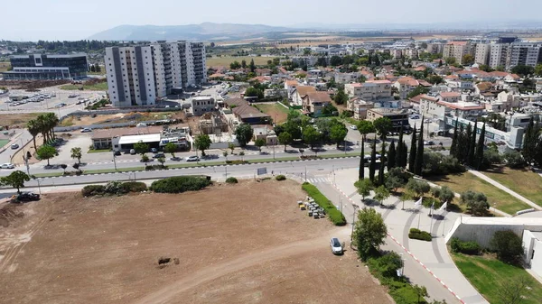 İsrail ülkesi. Afula şehri. Drone DJI mini-2 ile ateş etmek. Yeni yerleşim alanı.