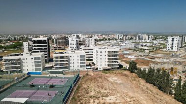 İsrail ülkesi. Afula şehri. Drone DJI mini-2 ile ateş etmek. Yeni yerleşim alanı.