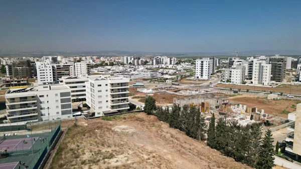 İsrail ülkesi. Afula şehri. Drone DJI mini-2 ile ateş etmek. Yeni yerleşim alanı.