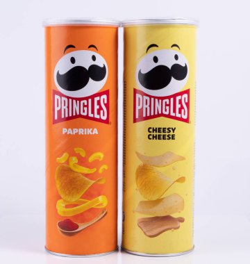 Vasylkiv, Ukrayna - 10 Temmuz 2023: Farklı aromalı orijinal paketlerde Pringles cipsi