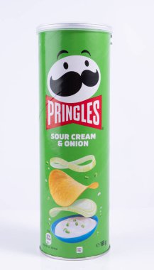 Vasylkiv, Ukrayna - 10 Temmuz 2023: Farklı aromalı orijinal paketlerde Pringles cipsi