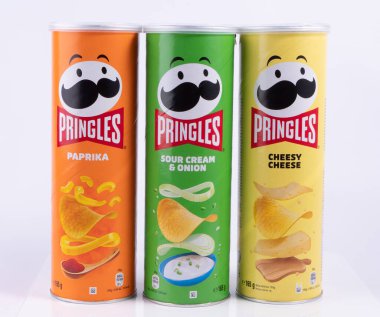 Vasylkiv, Ukrayna - 10 Temmuz 2023: Farklı aromalı orijinal paketlerde Pringles cipsi