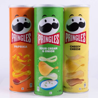 Vasylkiv, Ukrayna - 10 Temmuz 2023: Farklı aromalı orijinal paketlerde Pringles cipsi