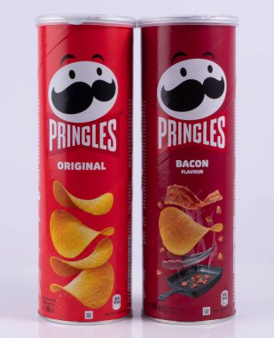 Vasylkiv, Ukrayna - 10 Temmuz 2023: Farklı aromalı orijinal paketlerde Pringles cipsi