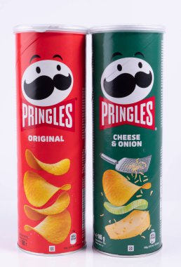 Vasylkiv, Ukrayna - 10 Temmuz 2023: Farklı aromalı orijinal paketlerde Pringles cipsi