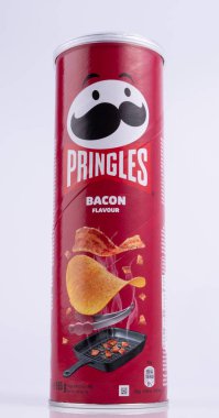 Vasylkiv, Ukrayna - 10 Temmuz 2023: Farklı aromalı orijinal paketlerde Pringles cipsi