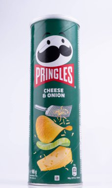 Vasylkiv, Ukrayna - 10 Temmuz 2023: Farklı aromalı orijinal paketlerde Pringles cipsi
