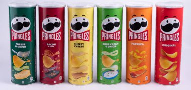 Vasylkiv, Ukrayna - 10 Temmuz 2023: Farklı aromalı orijinal paketlerde Pringles cipsi