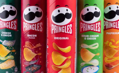 Vasylkiv, Ukrayna - 10 Temmuz 2023: Farklı aromalı orijinal paketlerde Pringles cipsi