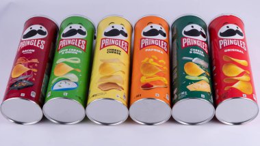 Vasylkiv, Ukrayna - 10 Temmuz 2023: Farklı aromalı orijinal paketlerde Pringles cipsi