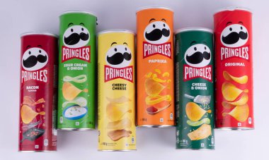 Vasylkiv, Ukrayna - 10 Temmuz 2023: Farklı aromalı orijinal paketlerde Pringles cipsi