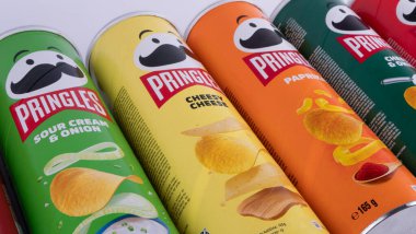 Vasylkiv, Ukrayna - 10 Temmuz 2023: Farklı aromalı orijinal paketlerde Pringles cipsi