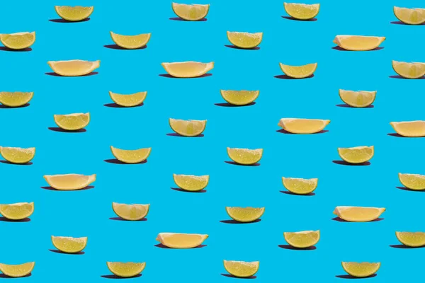 Mor arka planda yaz meyveli kireç ve limon deseni. Sanat bileşimi duvar kağıdı.