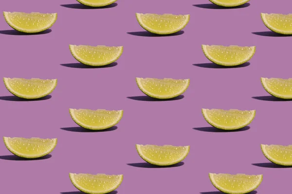Mor arka planda yaz meyveli kireç ve limon deseni. Sanat bileşimi duvar kağıdı.