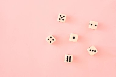 Pembe zemin üzerinde beyaz ve siyah oyun masası zarları olan Wimple Design veya Duvar Kağıdı. Düz görünüm.