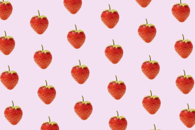 Parlak ya da beyaz arka planda kırmızı çilekle yapılmış gerçeküstü meyve deseni. Doğa sıcak yaz sahnesi.