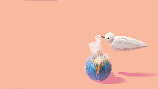 İçinde dünya olan plastik torbayla uçan bir martı olan ekolojik doğa sahnesi. Dünya ekolojisi için soyut gerçeküstü fikir.