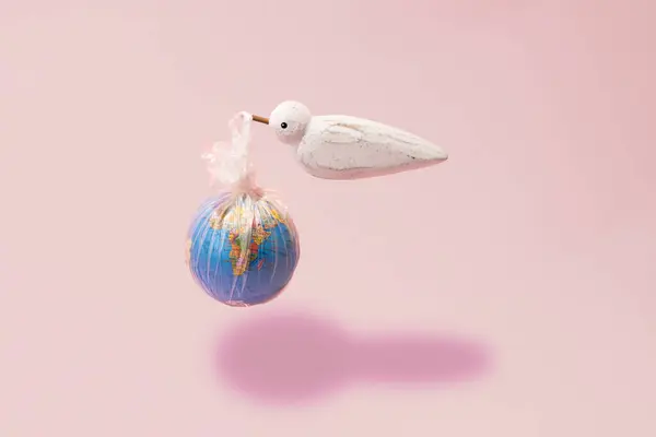 İçinde dünya olan plastik torbayla uçan bir martı olan ekolojik doğa sahnesi. Dünya ekolojisi için soyut gerçeküstü fikir.