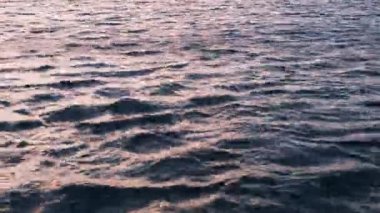 Deniz yüzeyi ve su dokusunun deniz manzarası. Gökyüzünün yansıması güzel bir sabah güneşinin doğuşu..
