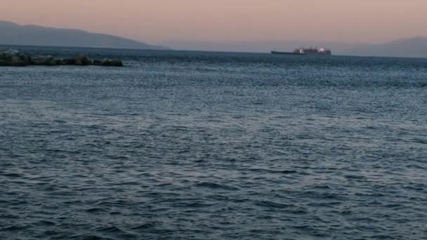 4K慢动作视频 代表里耶卡港口的海景 展示美丽的早上海洋风景 背景是可见的防波堤 商船和岛屿 — 图库视频影像