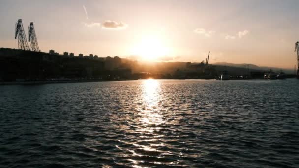 Egy Reggeli Videó Rijekai Kikötőkről Vagy Kikötőkről Régi Daruk Felhőkarcolók — Stock videók