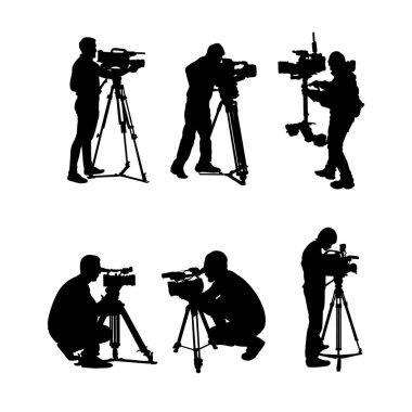 Televizyon istasyonu kamera operatörlerinin siluetleri.