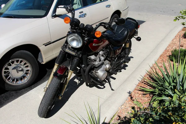 Kawasaki Motorcycle Pavement Car Shot Front Angle — Stock Photo, Image