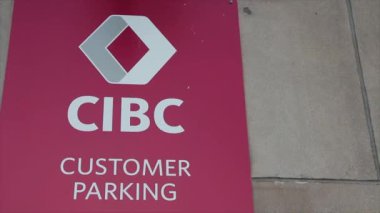 Cibc Kanada Emperyal Ticaret Bankası Müşteri Park İşareti, soldan sağa yanal çekim - logo ve müşteri park yazısıyla çekim