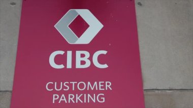 Cibc Kanada ticaret bankası. Müşteri park levhası sol çerçeveden çekilmiş. Logo ve müşteri park yeri karesi.