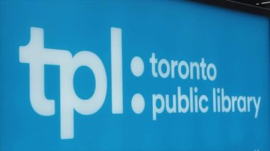 Toronto Halk Kütüphanesi açık hava tabelasını kapat, açıyla çek, mavi arkaplanda beyaz yazı tpl ve siyah kenar