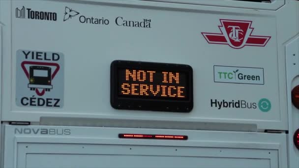 Back Ttc Toronto Transit Commission Bus Says Service Electronic Sign — Vídeo de Stock