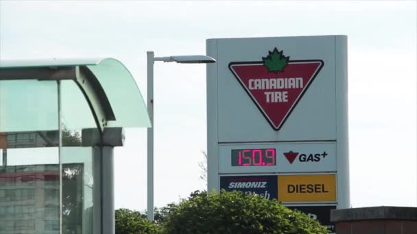 カナダのタイヤガソリンスタンドの価格記号150 9夏の間 前景に明るい空の背景とバス避難所と標識にロゴ ディーゼルと車の洗浄付きリットル — ストック動画