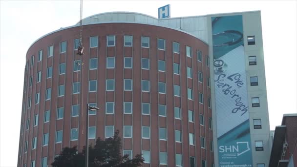 Rumah Sakit Umum Scarborough Dengan Crane Kabel Menggantung Dan Goyang — Stok Video