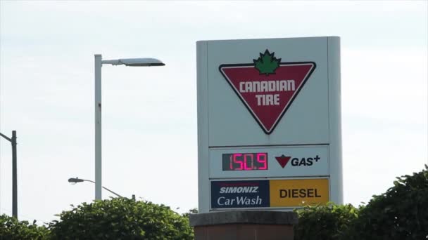 加那底轮胎加油站价格为每升150 9英镑 标有标识 柴油和洗车标志 天空明亮 — 图库视频影像