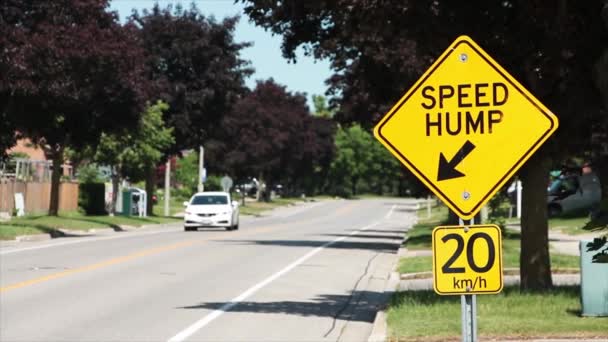 Hız Hörgücü Okunu Kapat Arkaplanda Bulanık Arabaların Geçtiği Sarı Arka — Stok video