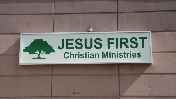 Jesus Erste Christliche Ministerien Rechteck Schild Grüner Schrift Auf Weißem — Stockvideo
